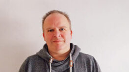 Aus der Gastronomie in die IT – Ingo H. hat den Sprung geschafft und erfolgreich eine geförderte Umschulung zum Fachinformatiker für Systemintegration absolviert: Ursprünglich war er Koch, nun wird er selbst Umschulungstrainer bei GFN. Wir haben ihn befragt, wie ihm der berufliche Wechsel gelungen ist, welchen Herausforderungen er sich stellen musste und was ihn auf seinem Weg motiviert und inspiriert hat.