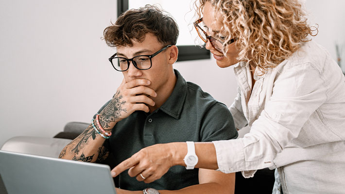 Berufseinstieg nach der Ausbildung: Bewerbungsunterlagen optimieren, verschiedene Einstiegswege nutzen und die Jobsuche strategisch planen.