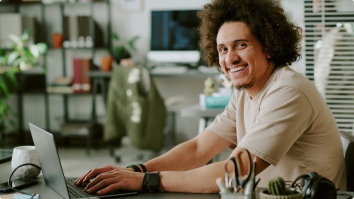 Wer gut vorbereitet ins Vorstellungsgespräch geht, wirkt sicherer. Ob häufige Fragen von Personalern, typische IT-Basics oder Fragen, die Bewerber:innen für einen Job als Fachinformatiker:in Systemintegration selbst stellen sollten – mit der richtigen Vorbereitung können Bewerbungsgespräche entspannt angegangen werden.