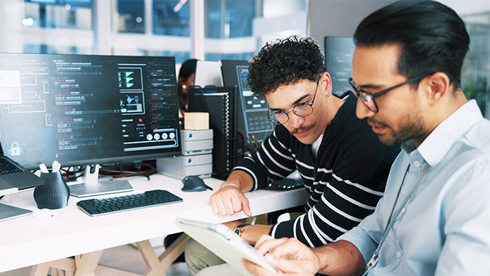 DevOps ist eine Denkweise, die auf Zusammenarbeit, Automatisierung und einer offenen Teamkultur basiert. Wiederkehrende Aufgaben werden automatisiert, um Fehler zu vermeiden und Prozesse zu beschleunigen.