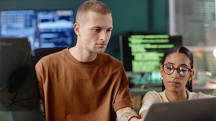 Eine DevOps-Weiterbildung kann dir neue berufliche Perspektiven und Karrierechancen eröffnen, sei es in der Softwareentwicklung, Systemadministration, im Bereich Cloud-Infrastruktur oder im IT-Projektmanagement.