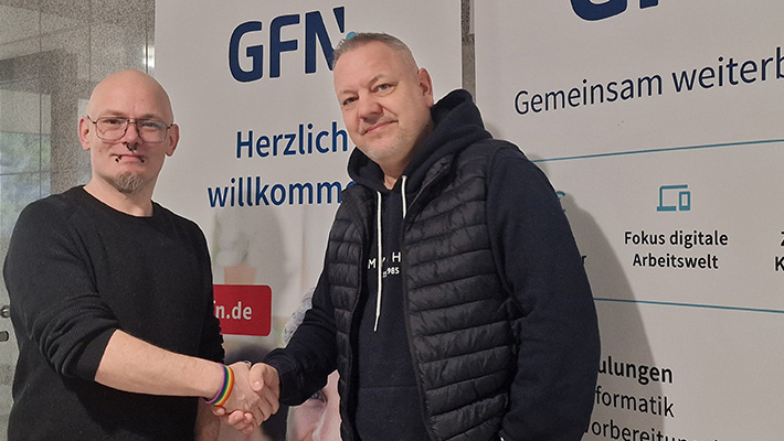 Zu sehen ist Sebastian Dörmann mit dem Standortleiter Essen Jörg Schlegel.