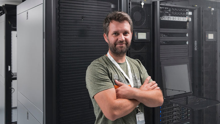 Der Unterschied Fachinformatiker Systemintegration und Anwendungsentwicklung liegt vor allem im Schwerpunkt: Hardware und Infrastruktur vs. Softwareentwicklung und Programmierung.