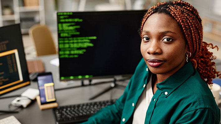 Typische Aufgaben als Fachinformatiker für Anwendungsentwicklung sind Programmierung, Tests und die Weiterentwicklung von Anwendungen. Wichtige Fähigkeiten sind logisches Denken und Lernbereitschaft.