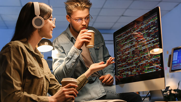 Eine Umschulung in die IT eröffnet dir hervorragende Chancen für einen beruflichen Neustart – besonders in zwei Fachrichtungen: In diesem Artikel erfährst du, welcher Unterschied zwischen Fachinformatiker:in Systemintegration und Anwendungsentwicklung besteht und welcher Weg besser zu deinen Interessen und Stärken passt.