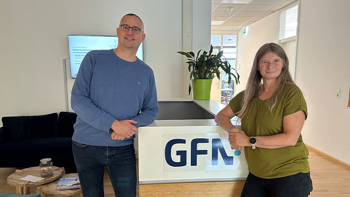 Frauen in die IT - auf dem Bild sind von links nach rechts, die Mitarbeitende Felix Precht und Kamila Kadié von GFN zu sehen.