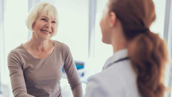 Das Bild zeigt zwei Frauen im Gespräch und steht sinnbildlich für eine unterstützende Coaching‑Situation während der beruflichen Neuorientierung nach Krankheit oder Reha.