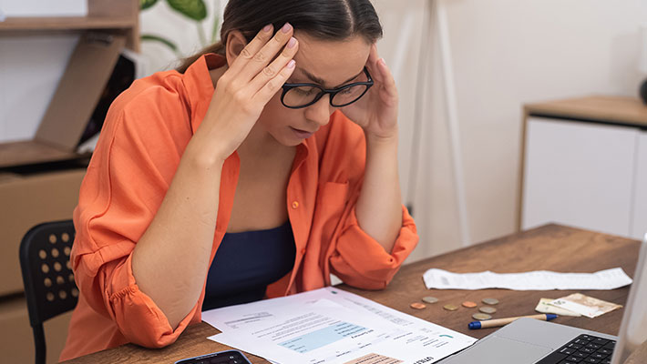 Ein zentrales Element der neuen Grundsicherung sind strengere Sanktionen, d. h. Leistungskürzungen, wenn Pflichten nicht eingehalten werden (z. B. Termine, Bewerbungen, Maßnahmen). Bei Pflichtverletzungen kann dein Regelbedarf empfindlich gekürzt werden.