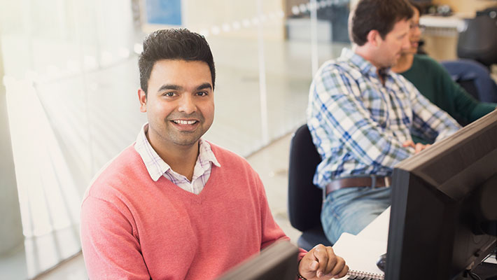 Vermittlungsvorrang: Job vor Weiterbildung und Umschulung. Das Jobcenter prüft zuerst, ob du schnell in Arbeit vermittelt werden kannst. Der Fokus liegt also auf schneller Arbeitsaufnahme, nicht auf langfristiger Qualifikation.