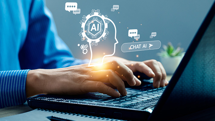 Zu sehen ist eine männliche Person, die auf einen Laptop tippt. Als Illustration sieht man zusätzlich ein Kopf-Icon mit einem Zahnrad und den Buchstaben AI.