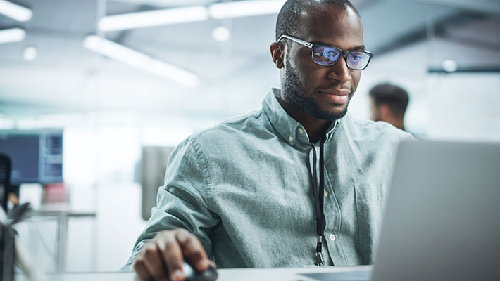 Es gibt es klare Mechanismen für Governance und Sicherheit wie zum Beispiel: Umgebungen, Rollen & Berechtigungen, DLP‑Richtlinien (Data Loss Prevention), Das Power Platform Admin Center, Ein Center of Excellence (CoE) für Standards, Vorlagen und Verantwortlichkeiten