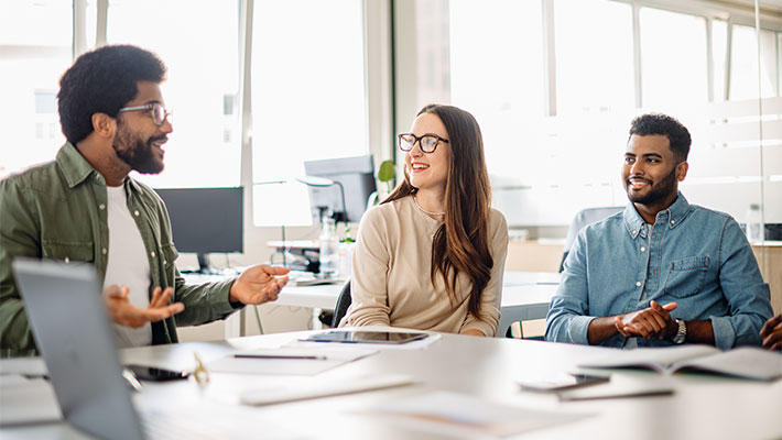 Projektmanager im Teammeeting, wichtig sind Zusammenarbeit und Projektabstimmung. Mit zunehmender Projektverantwortung können sich Gehälter schnell erhöhen.