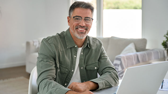 Wenn du Projekte mit mehr Transparenz, klarer Verantwortung und verlässlicher Steuerung führen willst, ist PRINCE2® eine sehr solide Basis – auch als Baustein in hybriden Setups. Mit einer PRINCE2®-Weiterbildung sicherst du dir anerkannte Projektmanagement-Zertifikate, die dich beruflich wirklich voranbringen.