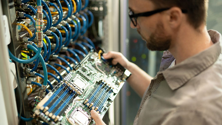 Gezielte Weiterbildungen bzw. Spezialisierungen helfen dabei, sich fachlich zu positionieren und sein Gehalt langfristig zu steigern. Beliebte Spezialisierungen für Systemintegratoren sind z. B. Cloud-Technologien, IT-Sicherheit oder Netzwerkadministration.