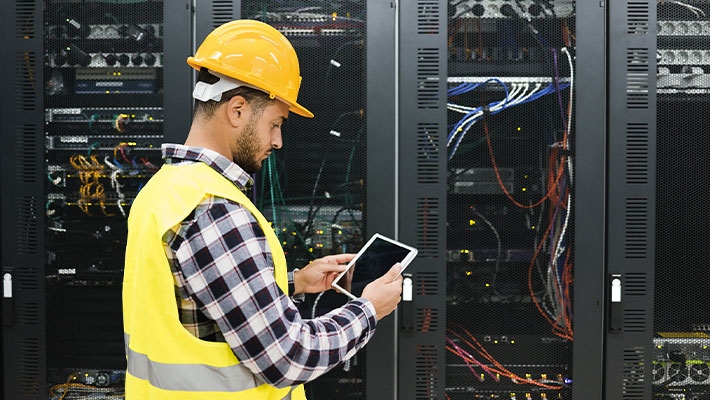 Angesichts des großen Bedarfs in Unternehmen hast du sehr gute Chancen, den Beruf Fachinformatiker:in Systemintegration als Quereinsteiger:in zu ergreifen. In diesem Artikel erfährst du, welche Aufgaben dich erwarten, wie dein Einstieg gelingt und warum eine IHK-Umschulung oft der beste Weg in den Job ist.