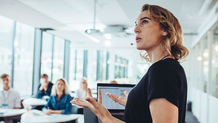 Nach einer Anwender- und Beraterzertifizierungen kann man schrittweise an die Trainertätigkeit herangeführt werden, mit einer entsprechenden Weiterbildung als SAP-Trainer:in.