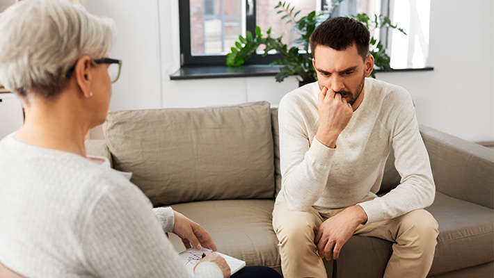 Mögliche Gründe, warum Menschen nicht mehr ihren Beruf ausüben können, sind Arbeitsunfälle, chronische Erkrankungen oder psychische Belastungen.