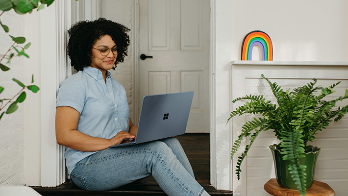 Blended Learning kombiniert verschiedene Methoden und Medien aus der Präsenzlehre und dem digitalen Lernen zu einem flexiblen Gesamtkonzept.