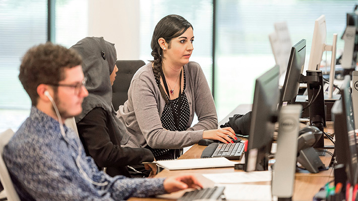Beim Blended Learning werden verschiedene Lernformate und -methoden miteinander kombiniert, um ein möglichst effektives und abwechslungsreiches Lernerlebnis zu schaffen, es gibt sowohl Elemente aus dem klassischen Präsenzunterricht als auch aus Online-Lernformaten.