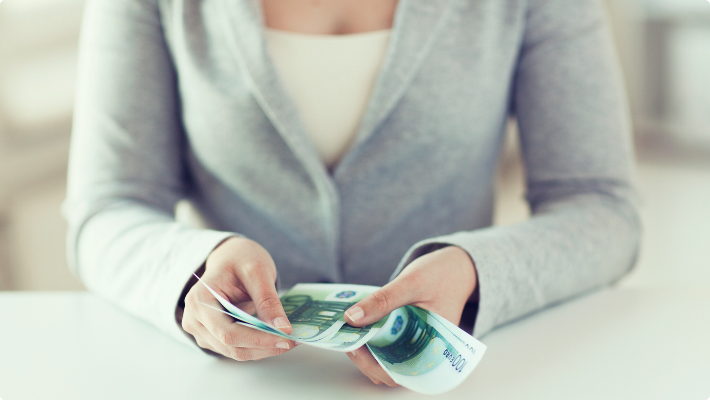 Seit dem 01.07.2023 bekommst du monatlich 150 € zusätzlich zur Übernahme deiner Weiterbildungskosten und deinem Bürgergeld bzw. Arbeitslosengeld – automatisch, anrechnungs- und steuerfrei. Zusätzlich kannst du dir als Umschüler:in die Weiterbildungsprämie von bis zu 2.500 € sichern.