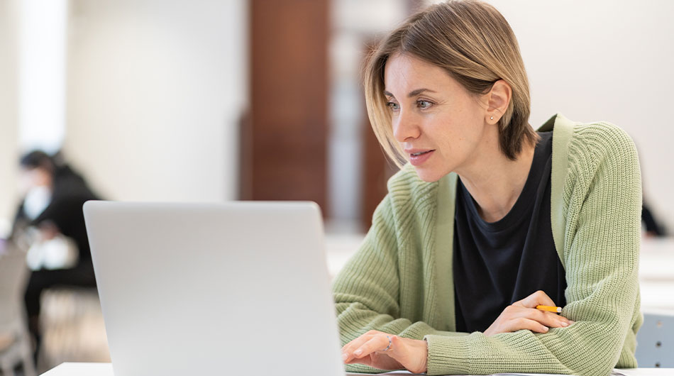 Neu- und Quereinstieg und Jobchancen für Nachwuchskräfte, zu sehen ist eine Frau in ihrer IT-Online-Weiterbildung.