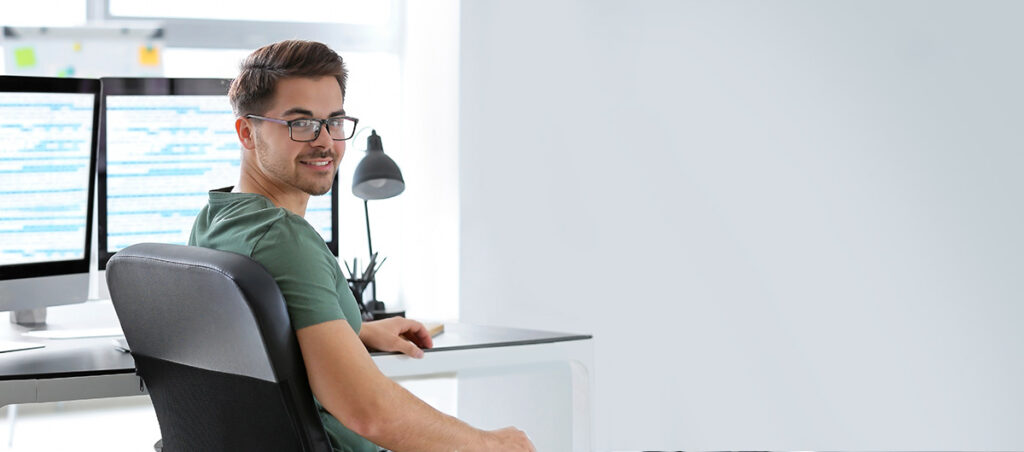 Ein Mann sitzt vor seinem Computer und lernt in seiner Umschulung Fachinformatiker Anwendungsentwicklung die Planung, Anpassung, Neu- und Weiterentwicklung von Software und Datenbanken.