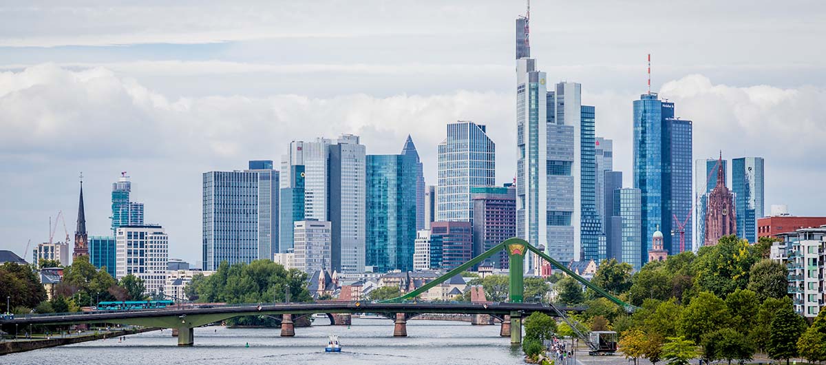 Frankfurt am Main, zu sehen ist der Finanzplatz, der Main Tower und der Kaiserdom St. Bartholomäus