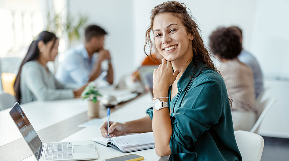 Das Bild zeigt eine Teilnehmerin in ihrer Weiterbildung, sie ist flexibel und nicht an einen Ort gebunden. Ob vor Ort, an einem Standort, zu Hause, im Café oder Co-Working-Space, alleine oder zusammen mit anderen.