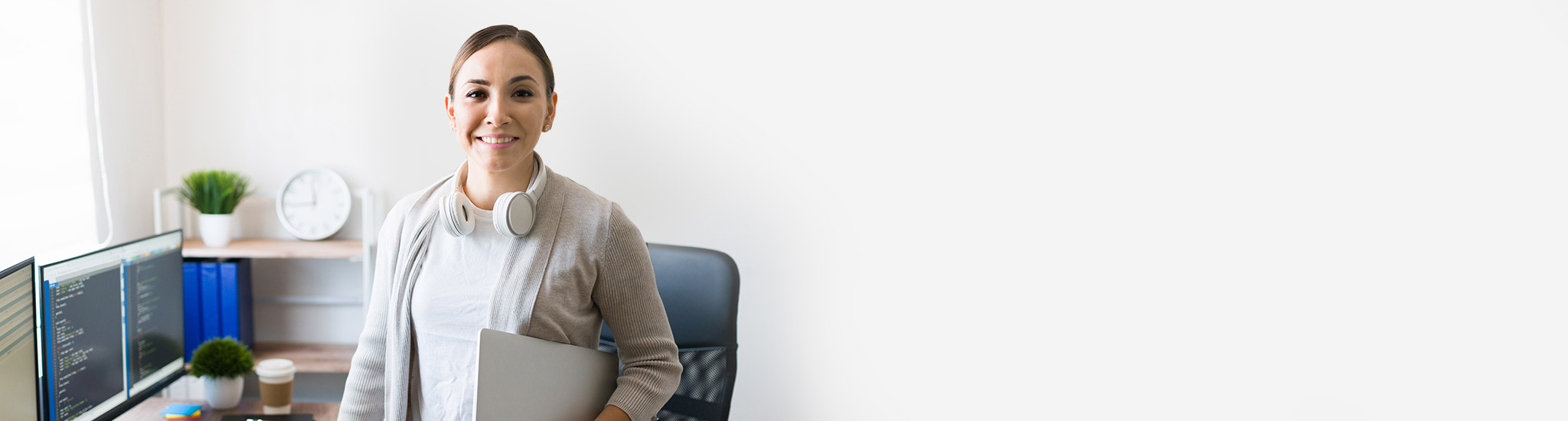 Mit der Umschulung zur Kauffrau IT-Systemmanagement sicherst du dir das nötige Praxiswissen – und bist mit dem anerkannten IHK-Berufsabschluss bestens gerüstet für deinen Neustart in der digitalen Arbeitswelt.