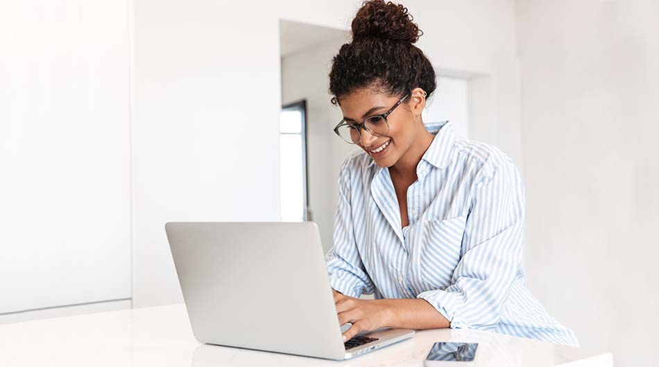 Eine Frau sitzt zu Hause vor ihrem Laptop und findet im GFN-Kursfinder den passenden Kurs für sich, schnell und einfach.