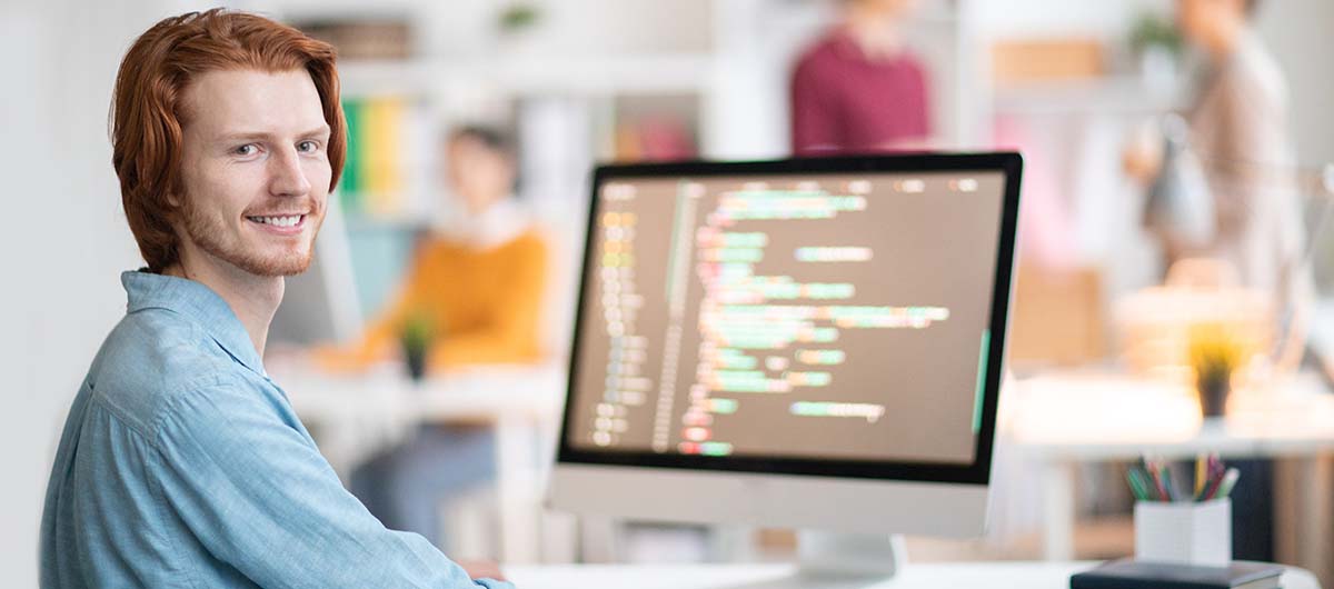 Eine Weiterbildung im Bereich Programmierung ist eine hervorragende Basis für alle, die in der IT durchstarten möchten.