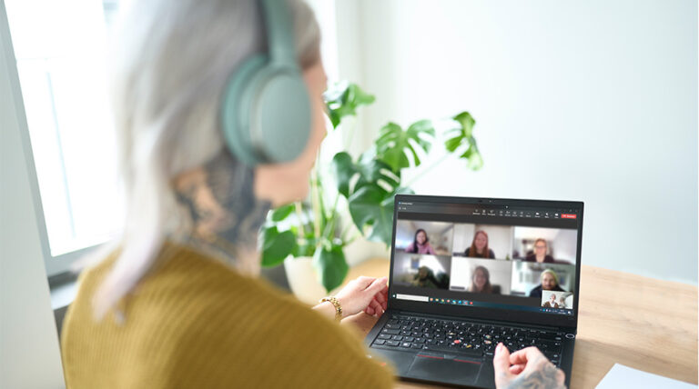 Zu sehen ist eine Weiterbildungs-Teilnehmerin in ihrer Online Weiterbildung, auf dem Bildschirm sind weitere Teilnehmer vom Kurs zu sehen.